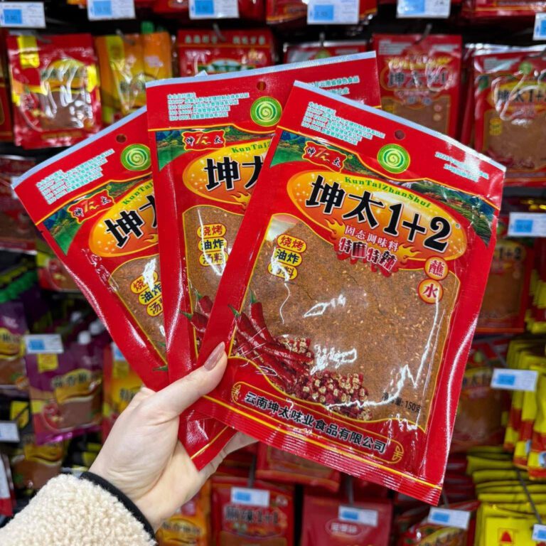 bột ớt rắc lạp xưởng nướng đá