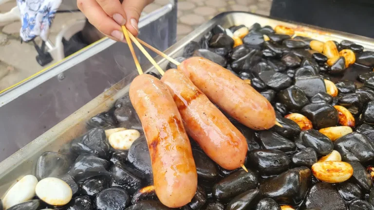 xúc xích nướng đá